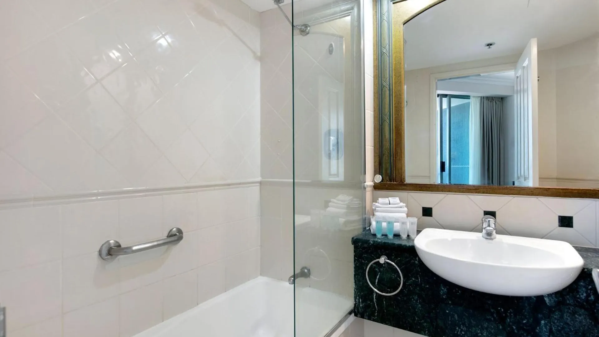 Two Bedroom Dual Key Resort Apartment At Legends Gold Coast